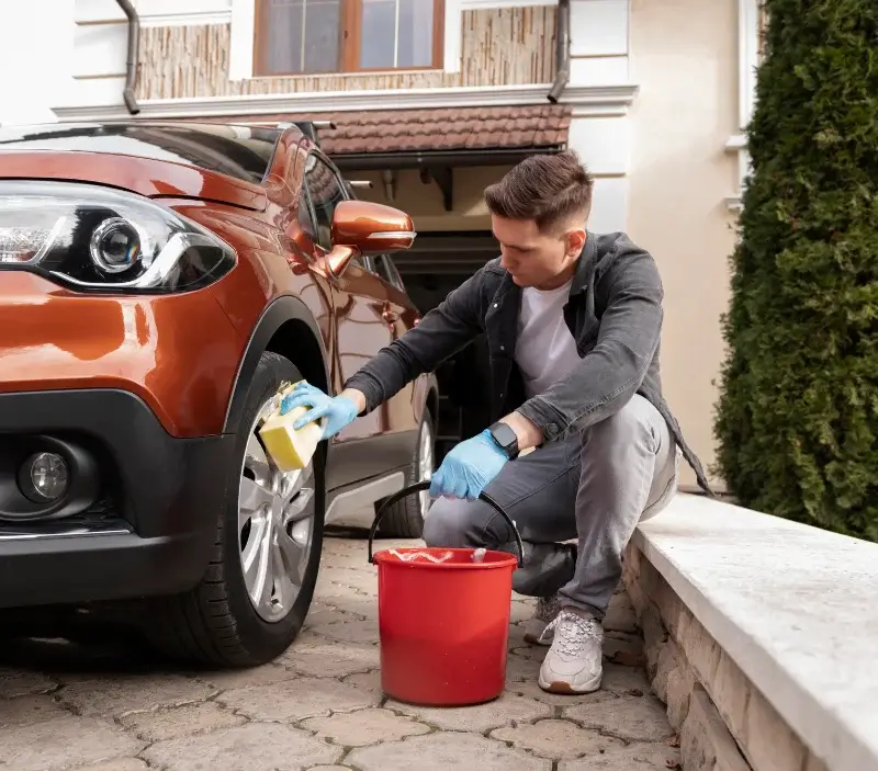 Lavage auto à domicile Charmois-devant-Bruyères : professionnel intervenant sur un véhicule